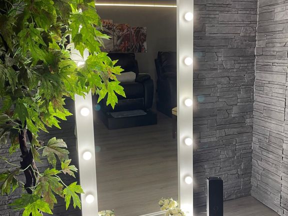 Aleksa Lashes, интерьер