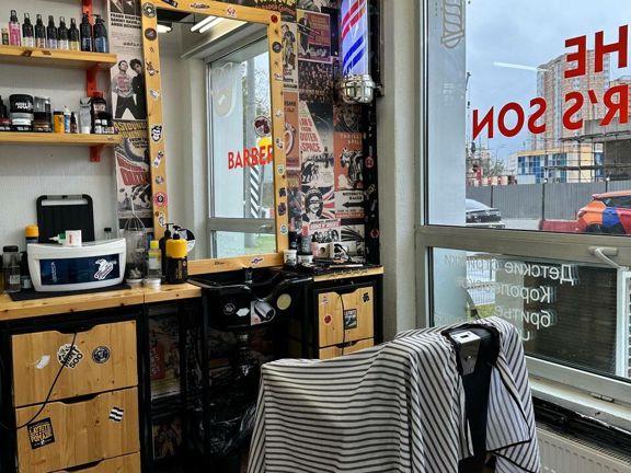 Barber's Son, интерьер