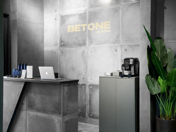 Betone man, интерьер