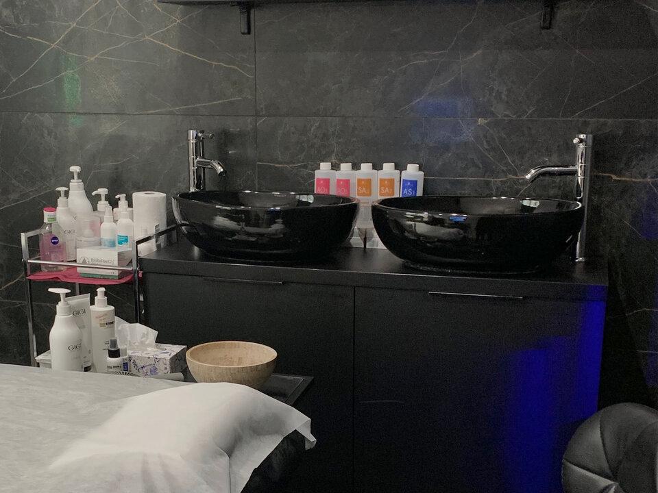 Black Clinic, интерьер