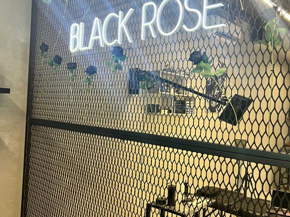 Black Rose Tattoo, интерьер