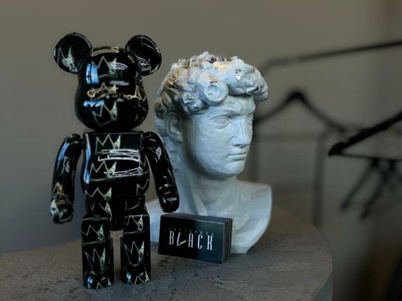 Black, интерьер