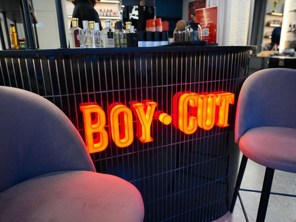 Boy Cut, интерьер
