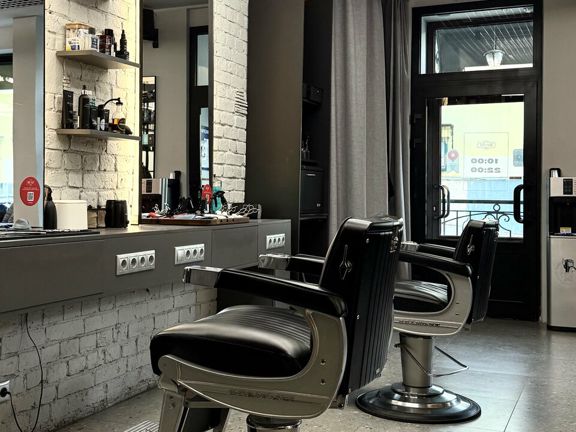 Boy Cut, интерьер