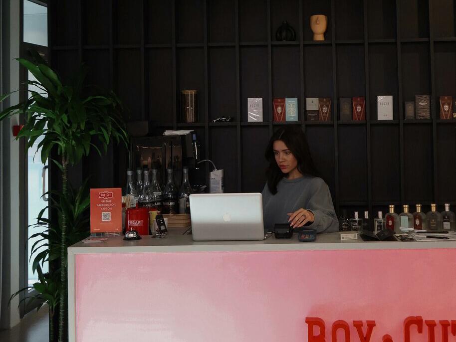 Boy Cut, интерьер