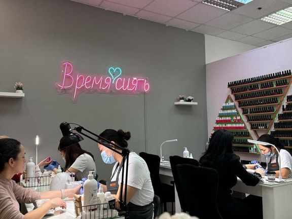 Breezy Nails, интерьер