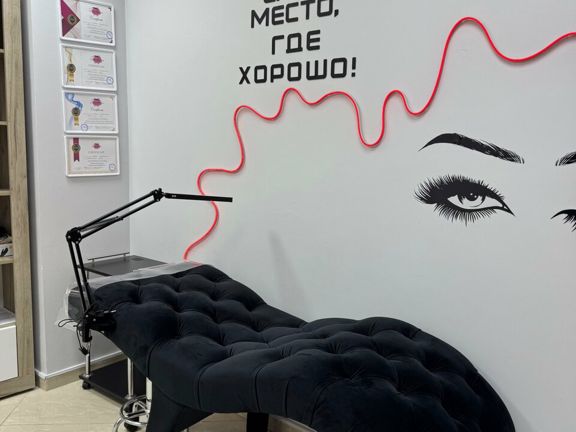 Брови тут!, интерьер