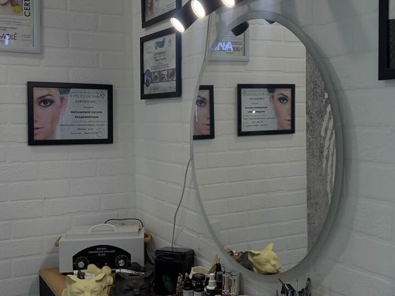 Brow Like, интерьер