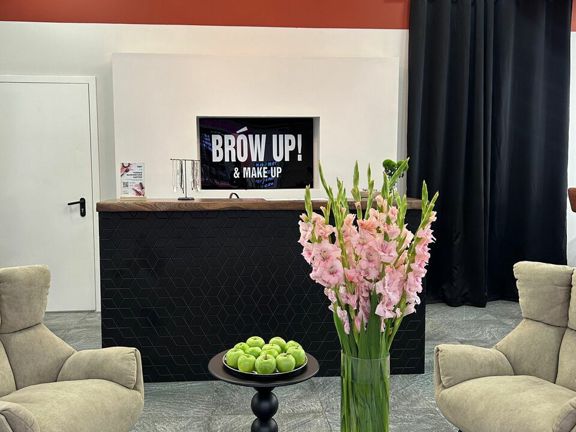 Brow & Make Up!, интерьер
