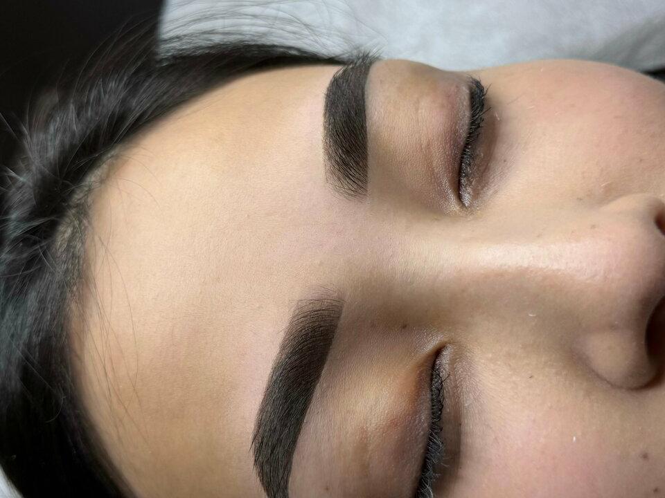 Brow Up!, интерьер