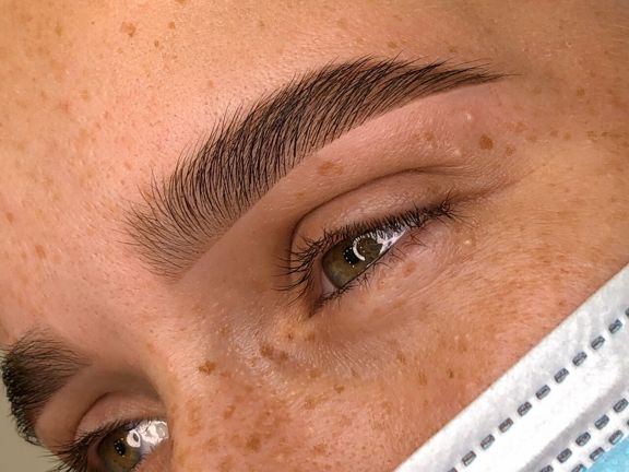 Brow Up!, интерьер
