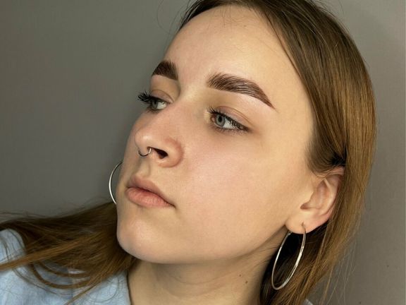Brow Up!, интерьер
