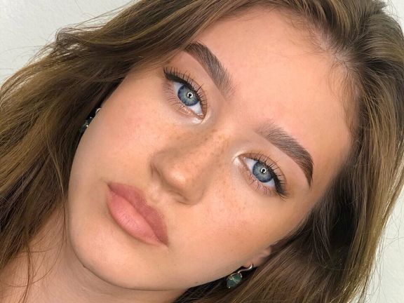 Brow Up!, интерьер