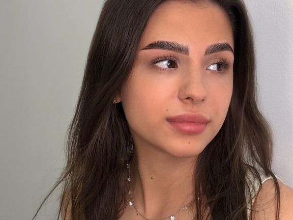 Brow Up!, интерьер