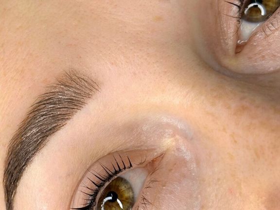 Brow Up!, интерьер