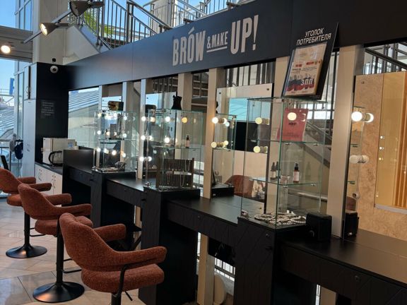 Brow Up!, интерьер