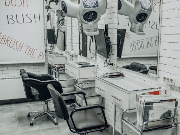 Brush The Bush, интерьер