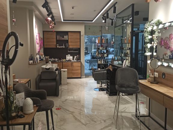 Concern Beauty, интерьер