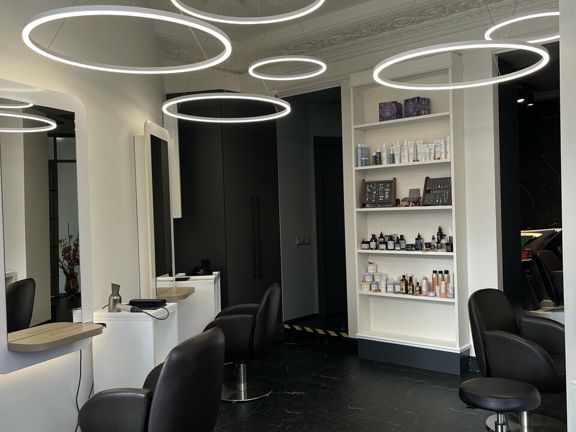 Cut and Color, интерьер