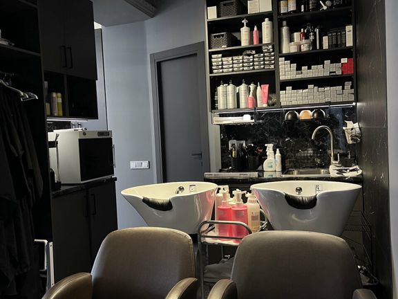 Cut and Color, интерьер