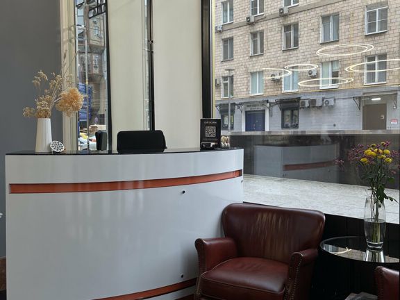 Cut and Color, интерьер