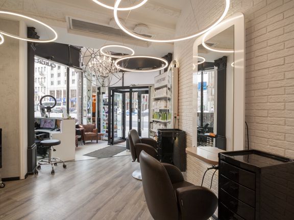 Cut and Color, интерьер