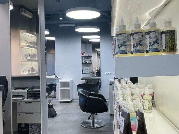 Cut and Color, интерьер