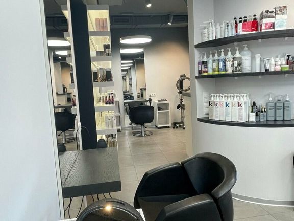 Cut and Color, интерьер