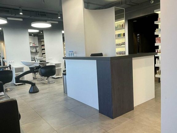 Cut and Color, интерьер