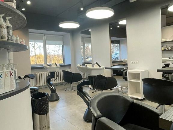 Cut and Color, интерьер