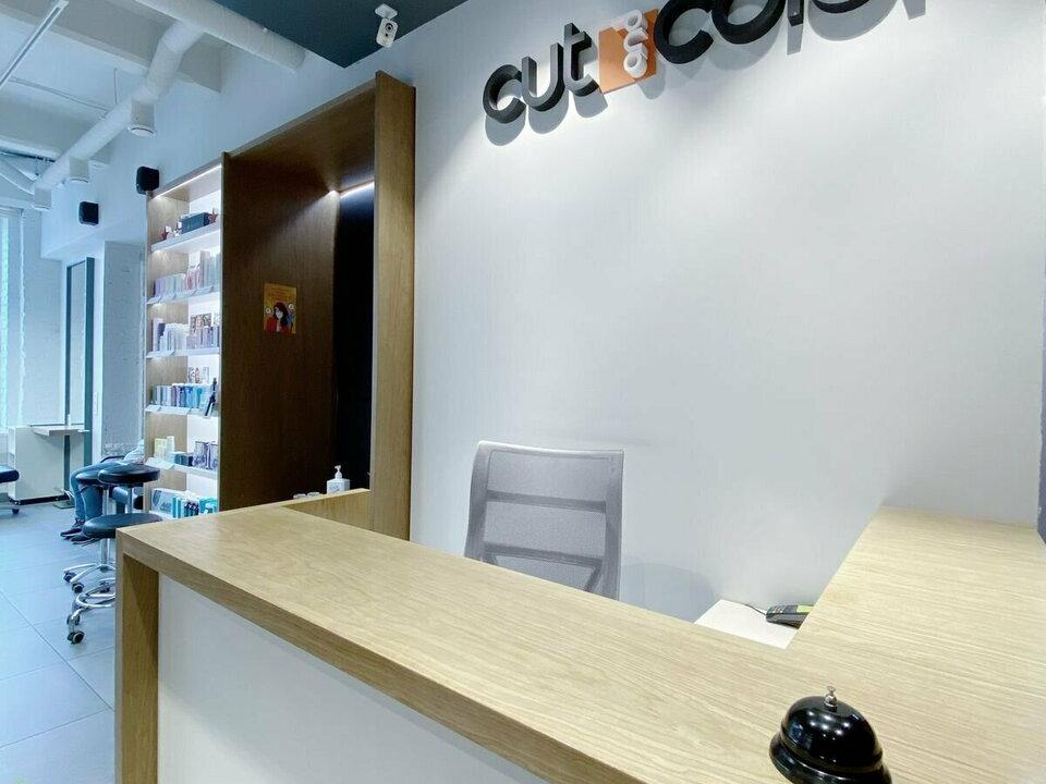 Cut and Color, интерьер