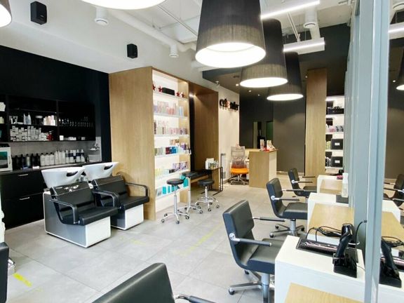 Cut and Color, интерьер