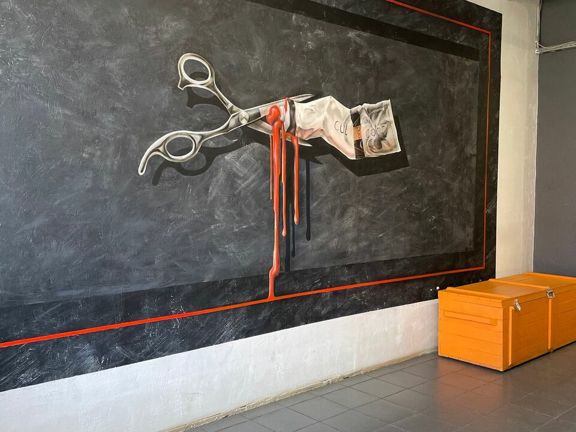 Cut and Color, интерьер