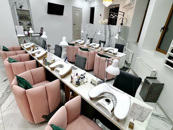 Diamond nails, интерьер