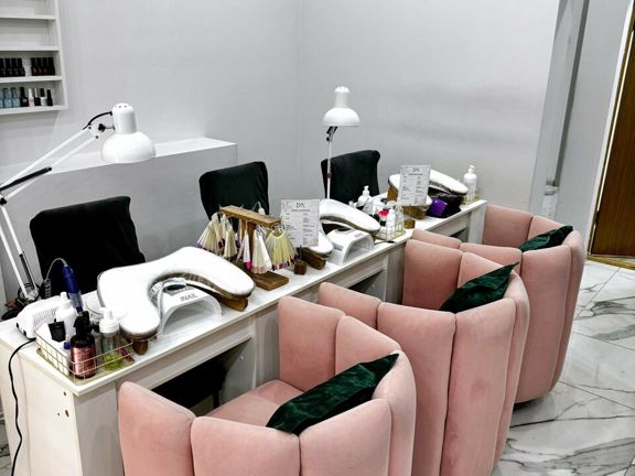 Diamond nails, интерьер