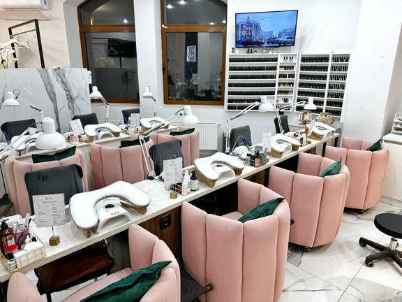Diamond nails, интерьер