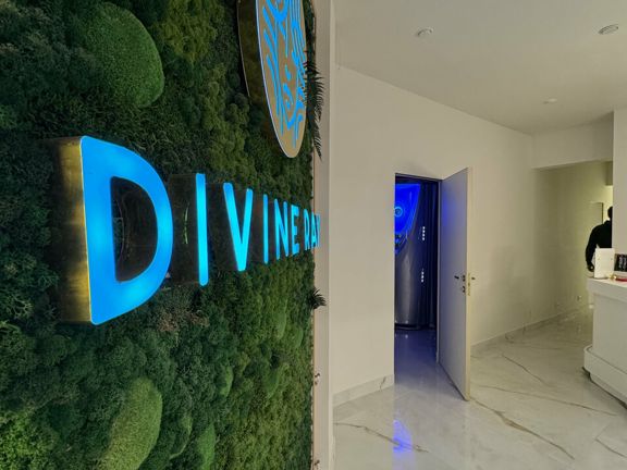 Divine Ray, интерьер