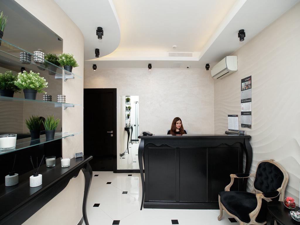 Dr. Makhanov Lab, интерьер