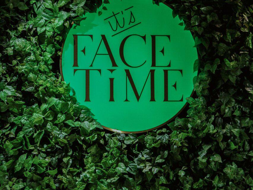 Face Time, интерьер