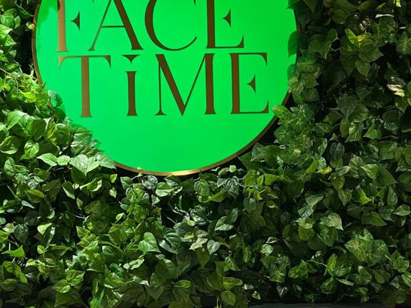 Face Time, интерьер
