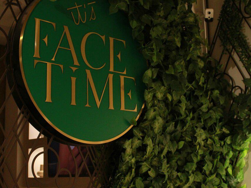 Face Time, интерьер