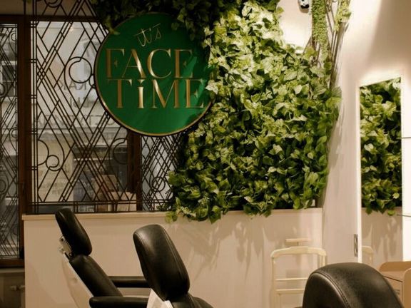 Face Time, интерьер
