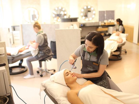 Faceology, интерьер