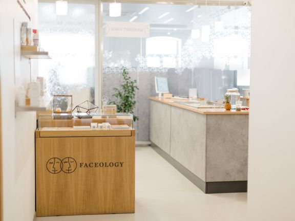 Faceology, интерьер