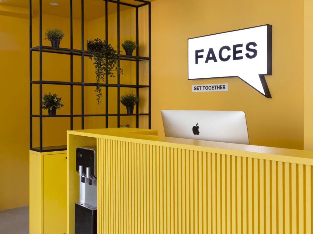 Faces get together, интерьер