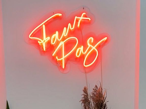 Faux Pas, интерьер