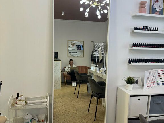 Fly Lashes, интерьер