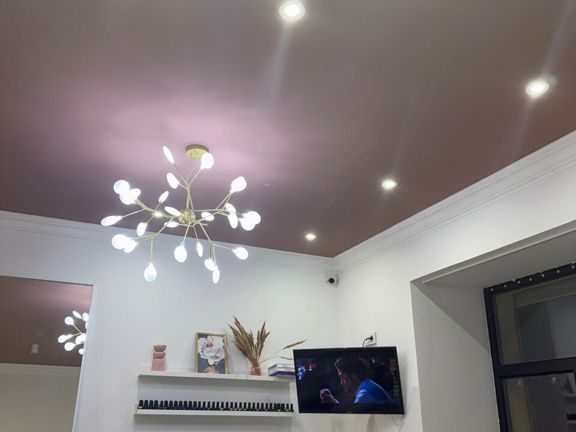 Fly Lashes, интерьер