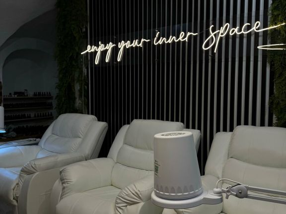 Fly Lashes, интерьер