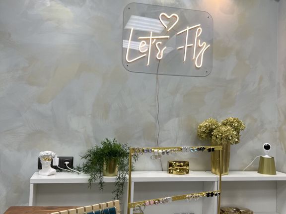 Fly Lashes, интерьер